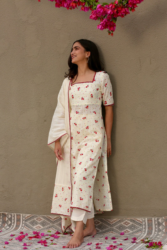 Off white & red printed kurta pants and dupatta