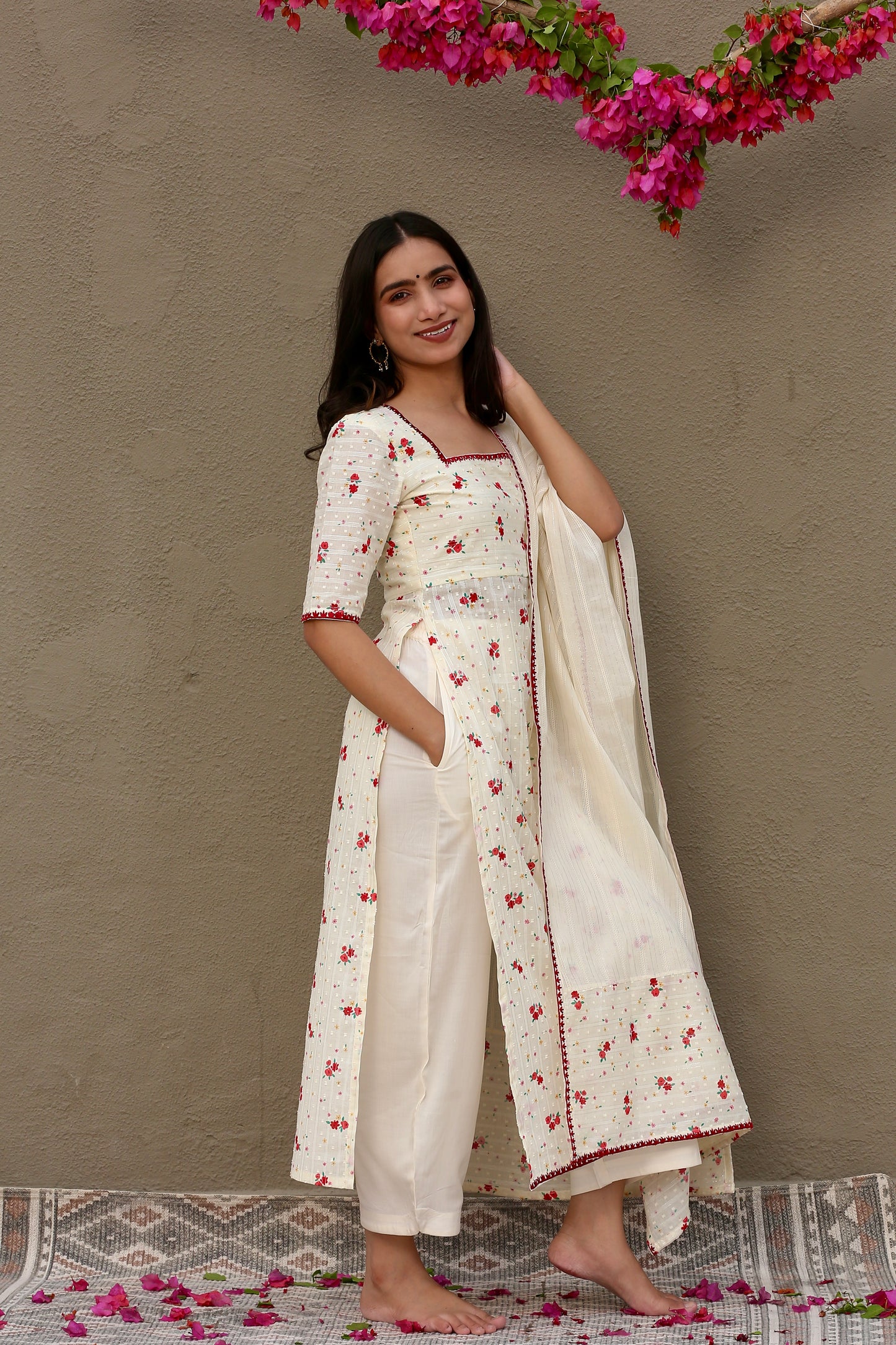 Off white & red printed kurta pants and dupatta