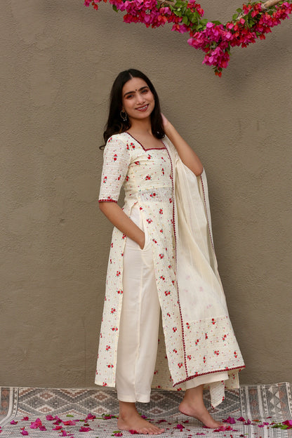 Off white & red printed kurta pants and dupatta