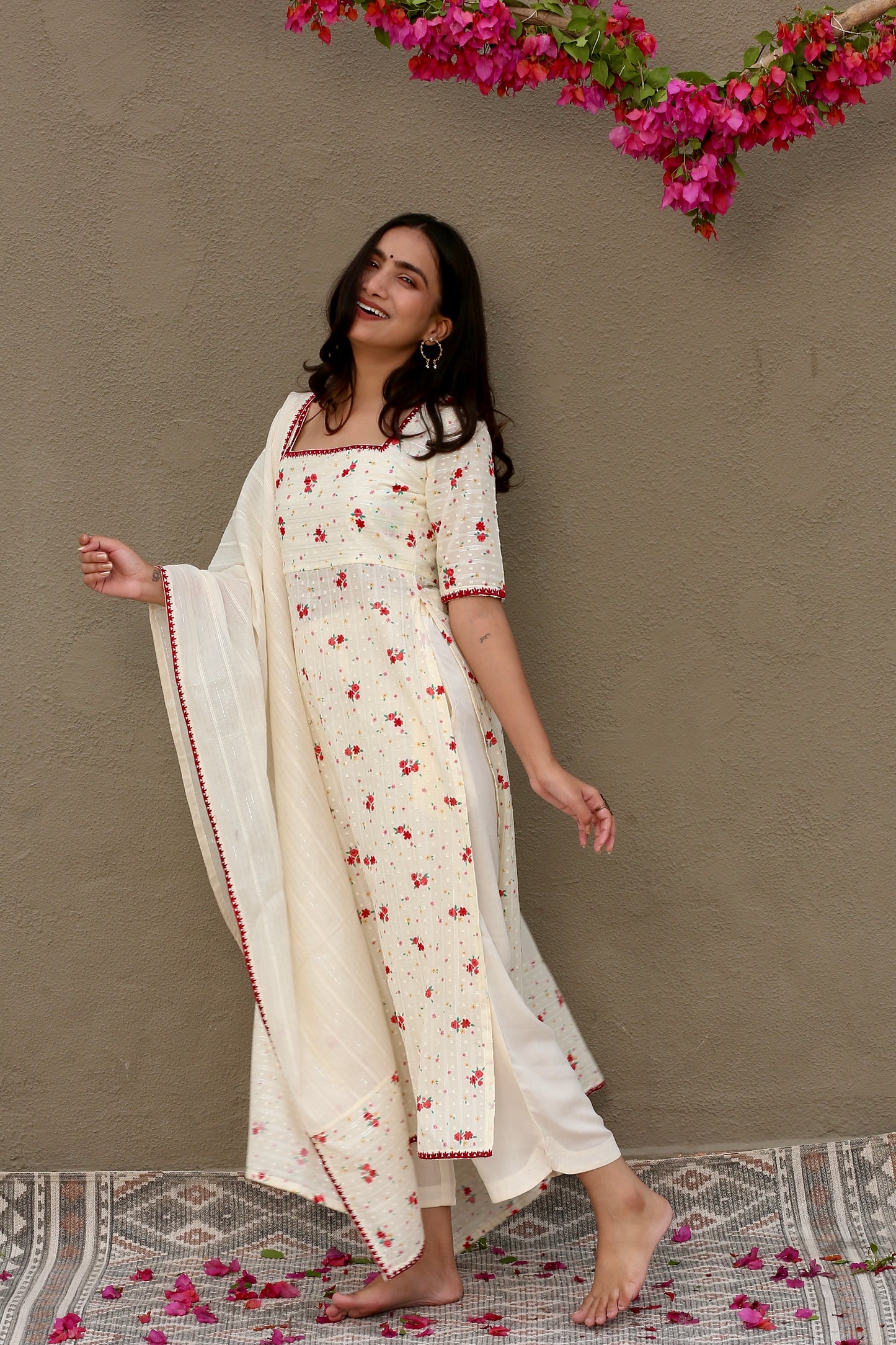 Off white & red printed kurta pants and dupatta