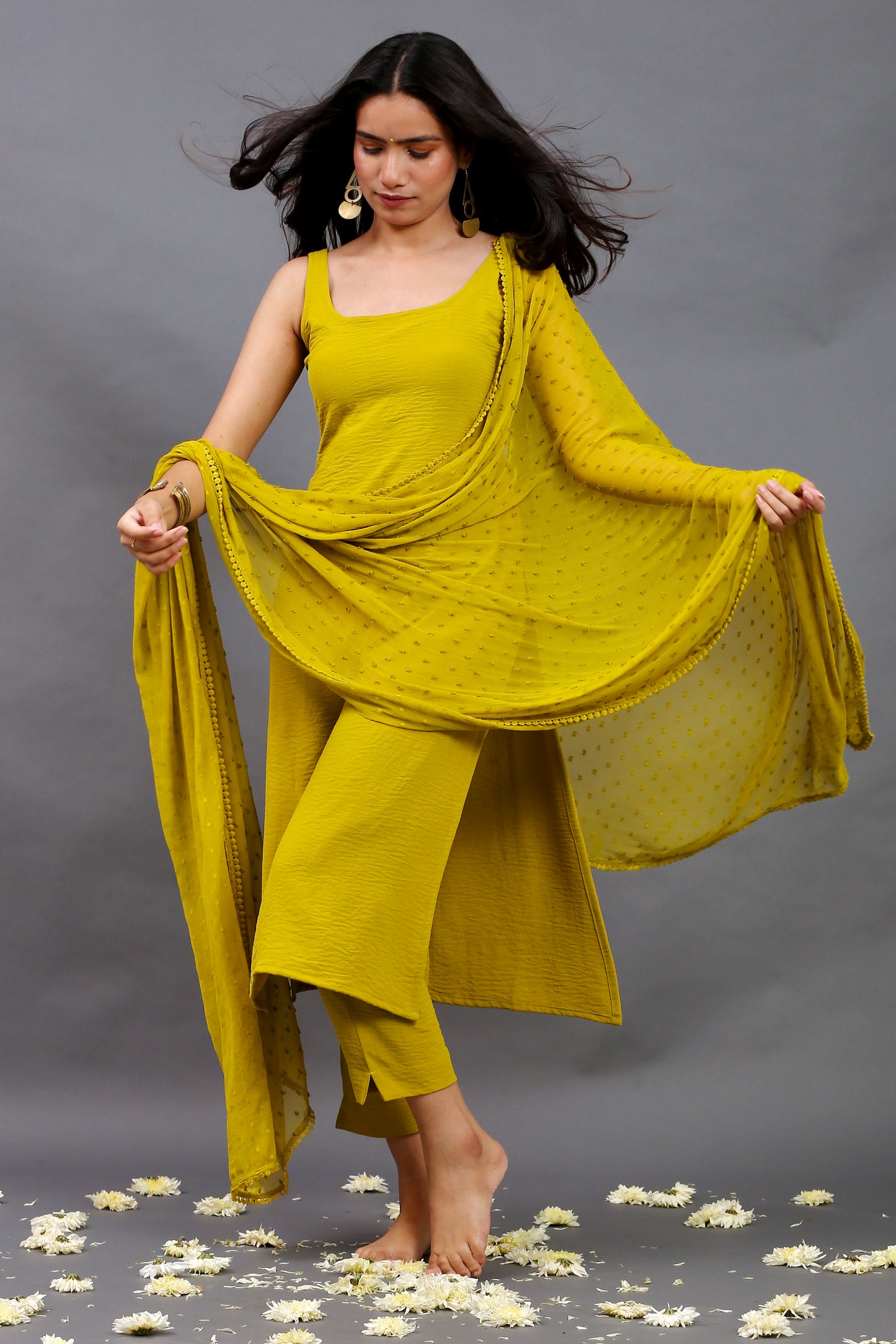 Lemon green sleeveless kurta pants & dupatta (Set of 3)