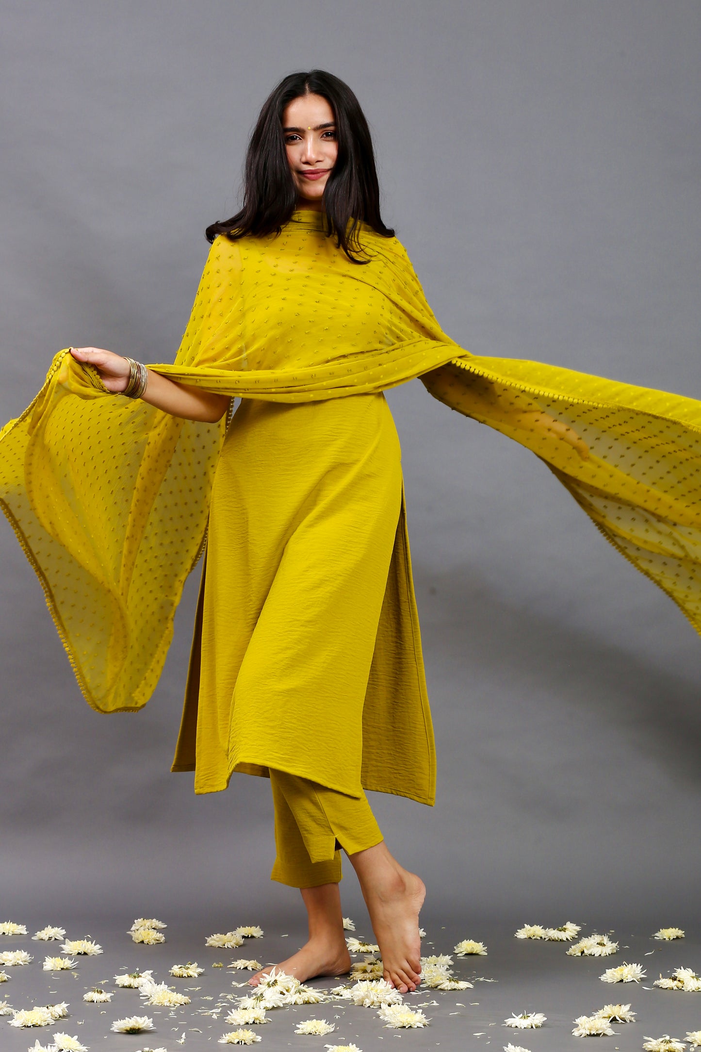 Lemon green sleeveless kurta pants & dupatta (Set of 3)