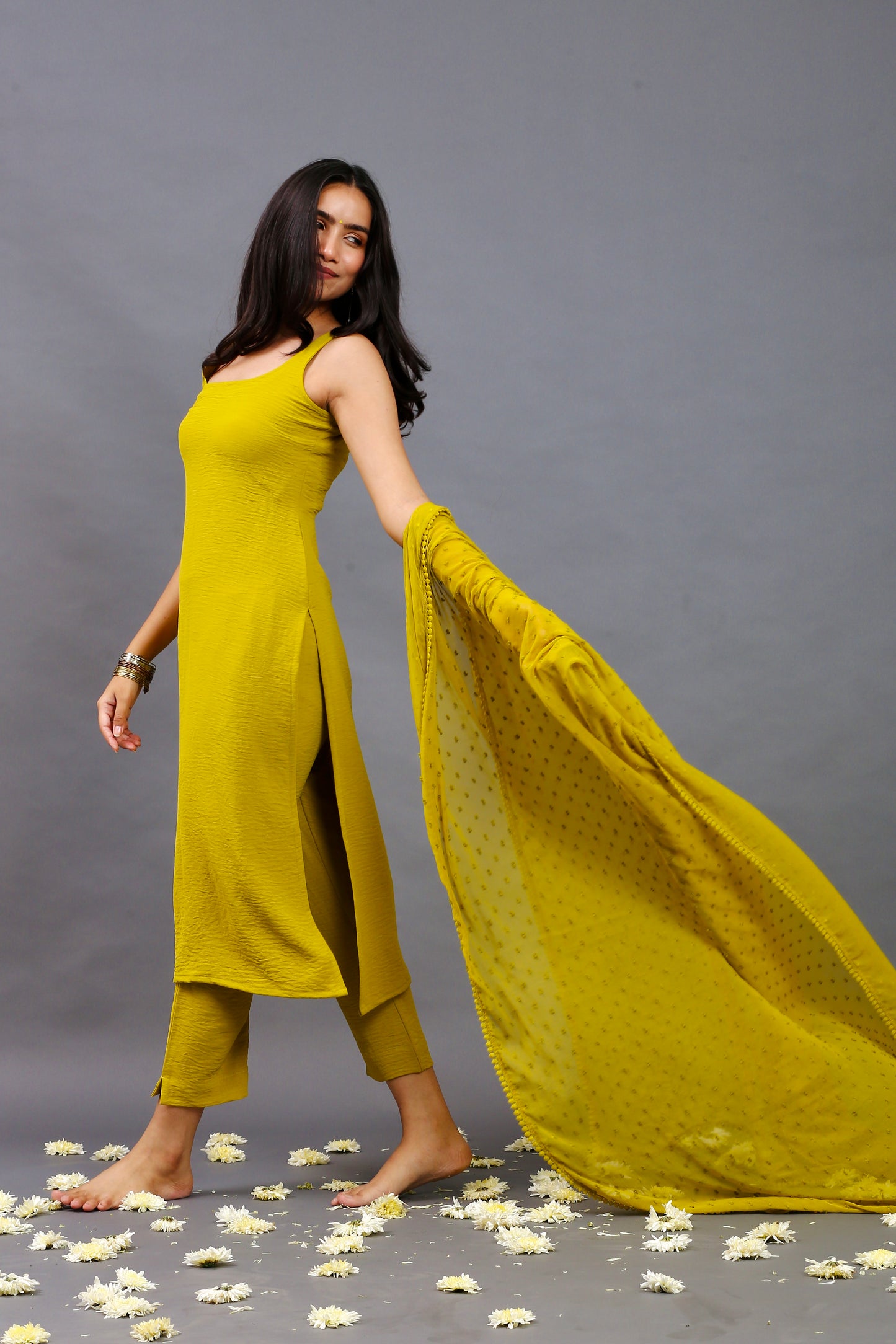 Lemon green sleeveless kurta pants & dupatta (Set of 3)